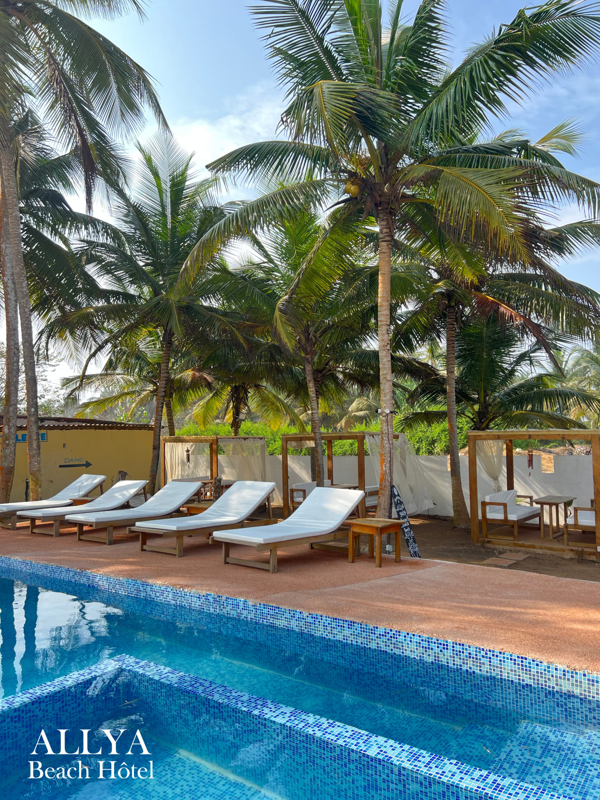 Zone de détente au bord de la piscine