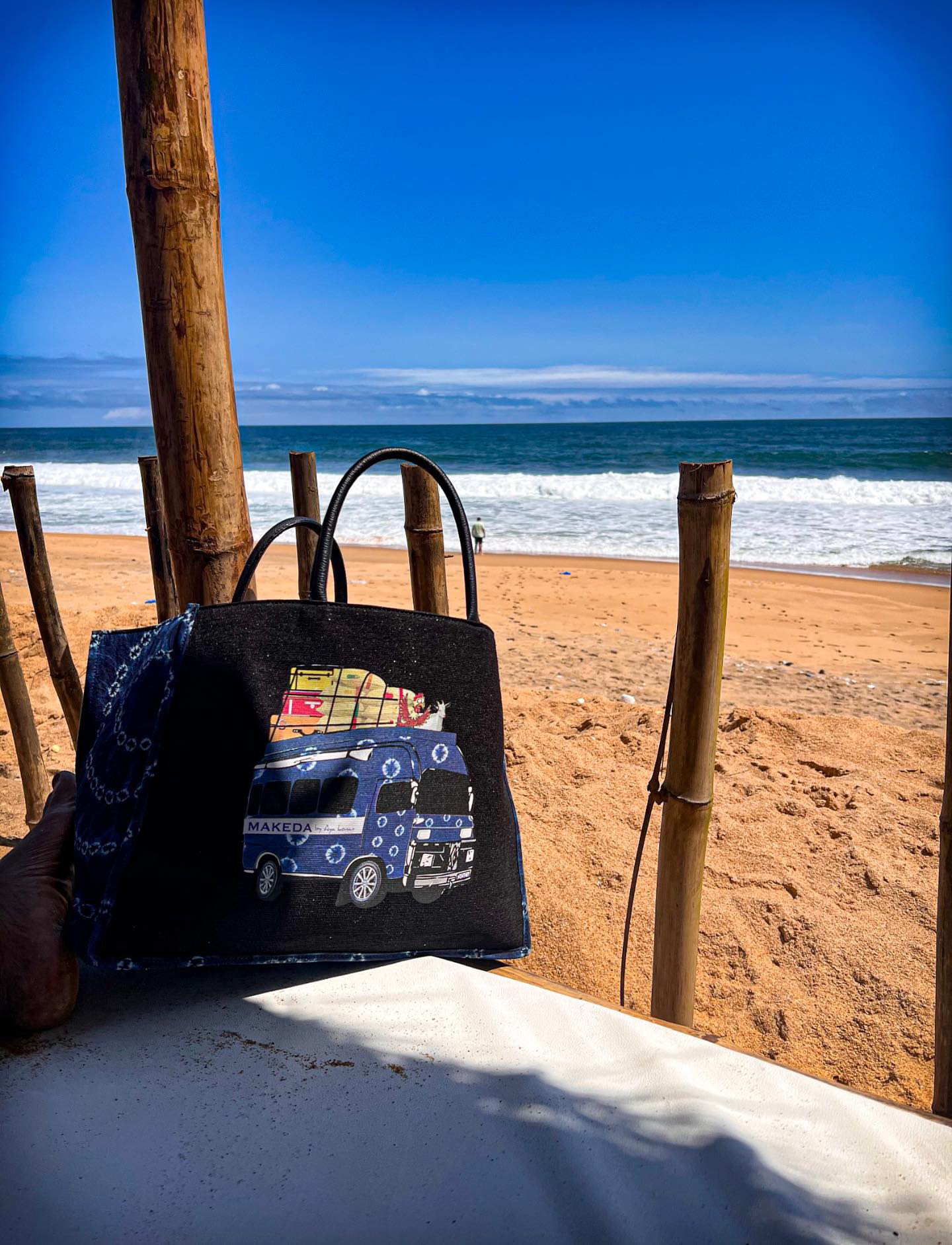 Transats au bord de la piscine