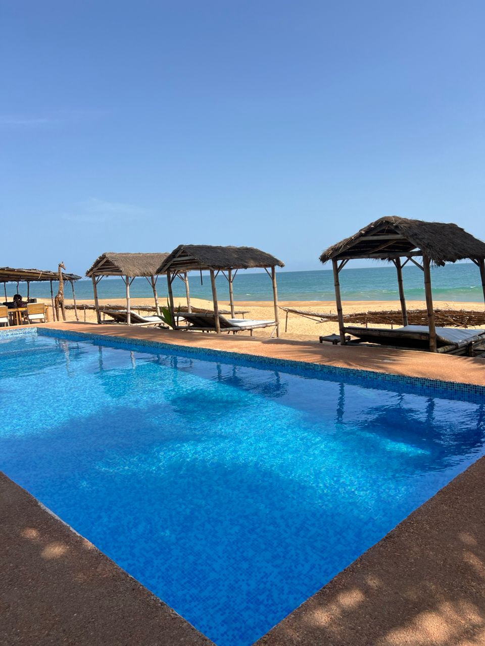 Vue de la piscine au coucher du soleil